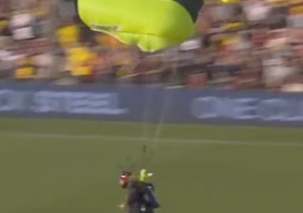 Stunning fail as skydiver crashes in bizarre scene that leaves fans stunned